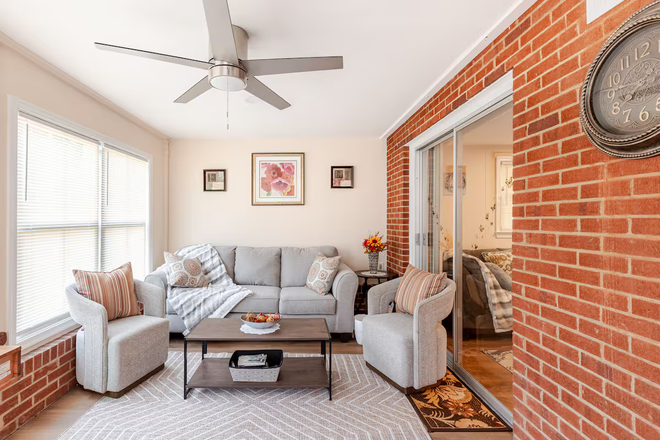 Sunroom - Cozy One-Bedroom – Perfect Location!