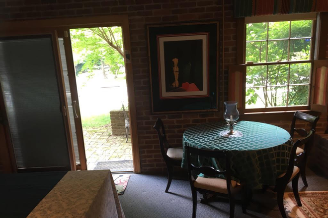 Dining Area - Chain Bridge Forest, Garden Apartment, 1.9 miles to Marymount campus