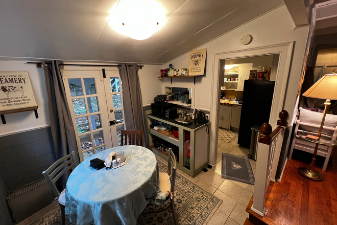 Dining Room - Cozy 2 Bedroom House Very Close to Campus