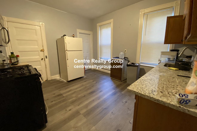 . - **NO BROKERS FEE!!** Gorgeous 5 Bed 2 Bath available 9/1/2026