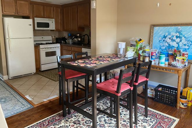 open kitchen and dining - Beautiful furnished townhome w/walking distance to TJU East Fall Campus (shared space)