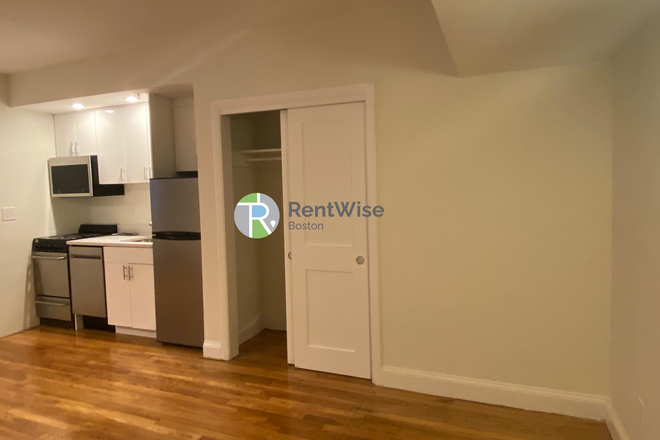 2 - SEPT 2025-Sweet Kenmore/Back Bay Studio! Easy MBTA! NO BROKER FEE! Apartments