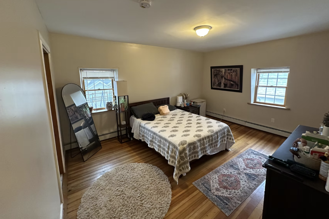 Bedroom - Spacious 3-Bedroom Apartment with Modern Amenities