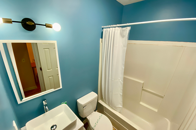 Full-bathroom #2 - Modern, Furnished 2BR Apt Share Steps from UNCW – Rent Direct from Owner, No Fees, Wi-Fi!