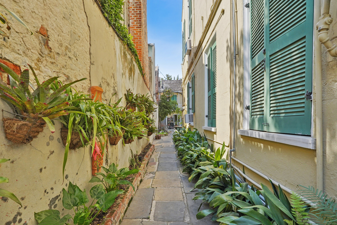 entrance - A Favorite of Tulane Medical Students for Over 30 Years Apartments
