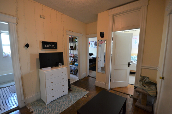 b - 3 bed - Living room - $4710 - Peterborough St - Close to campus - H&HW included Apartments