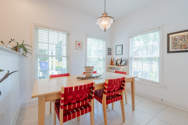 Dining area - Fully Furnished  - 3 bed 2.5 bath house