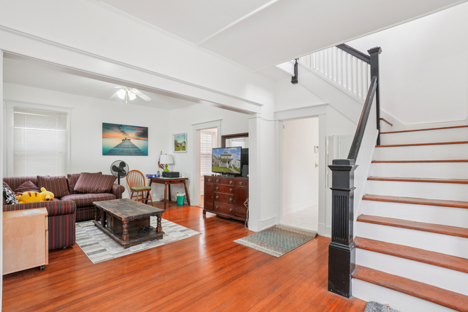 Living room - Recently Renovated House - Single Rooms near UMD