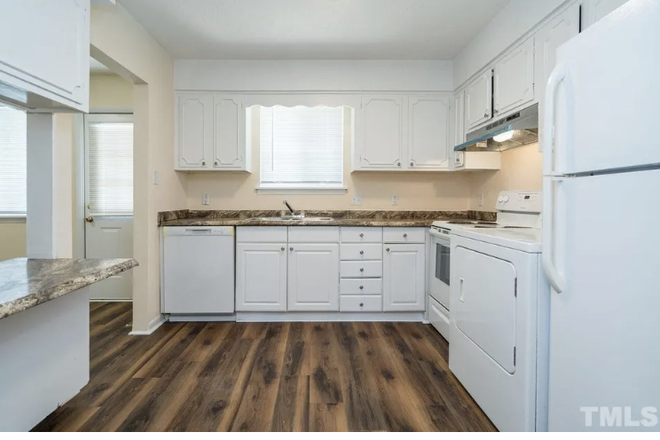 Kitchen - 3 BR/2.5BA Condo walk to campus