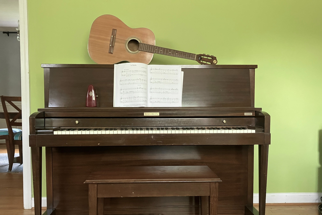 Piano and guitar in the living room - BALLSTON-MU walkable 1BR 1BA suite, 12 min. walk to VaSq metro, shopping - DISCOUNT!