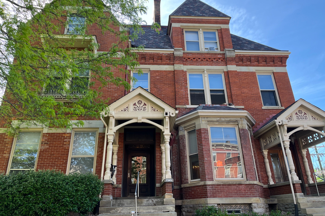 Front of House - Auburn Mansion, Apartment complex close to campus.