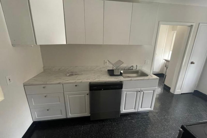 Kitchen - 5 Bedroom 2 Bathroom Apartment