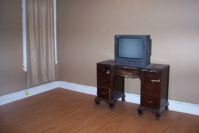 room 2 - Furnished room utilities included N 39th St. Townhome