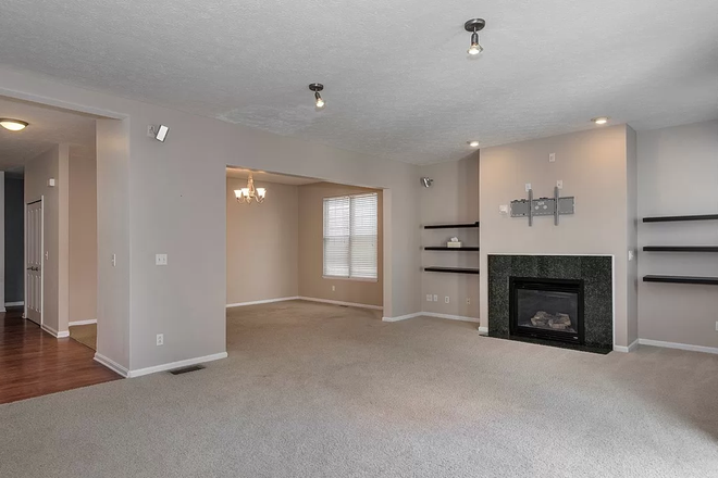 Living Room - Townhome close to campus
