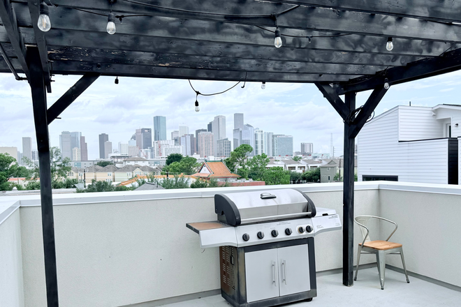 Rooftop deck with a spectacular view - EaDo Home close to Campus