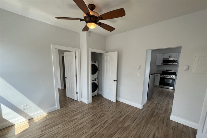 . - Renovated 3 Bed / 1 Bath w/ LAUNDRY IN UNIT!! Avail. now!! Apartments