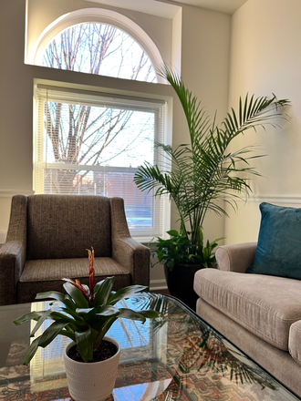 Shared Living Room - Beautiful Baltimore Townhome near JHU-Homewoord and Univ. of Baltimore