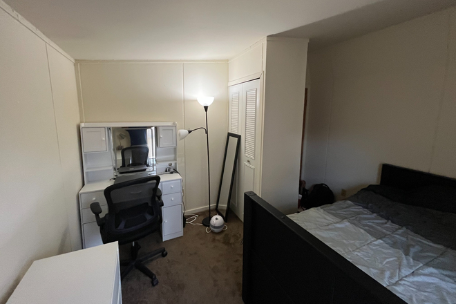 bedroom - Puffton Village Spring Sublet Townhome