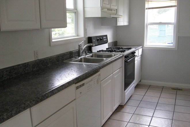 Kitchen - WALK TO CAMPUS