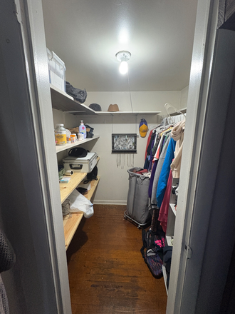 Walk-in bedroom closet - HOUSE RIGHT BY CAMPUS