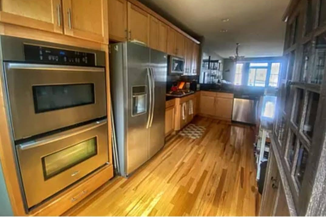 kitchen - Beautiful 2-bedroom Shirlington Townhouse