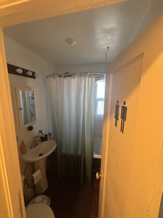 Bathroom - Room for rent close to campus Townhome