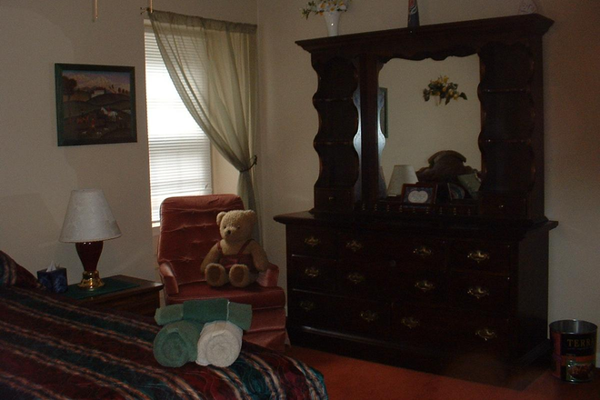 Lg rm with tv,micro, cofe pot, frig,wifi - Ivy Hill Golf community lg room for rent House