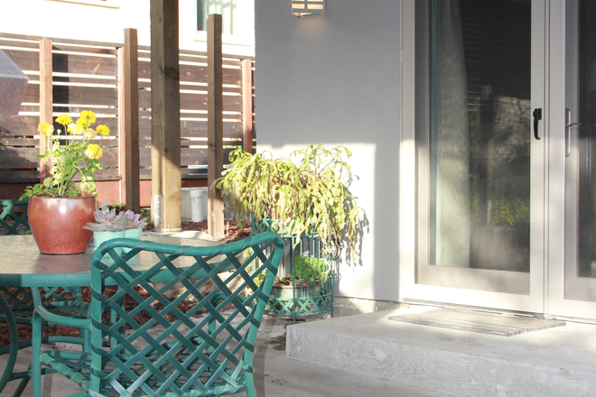 Separate entrance - Furnished, private studio in friendly No Berkeley neighborhood