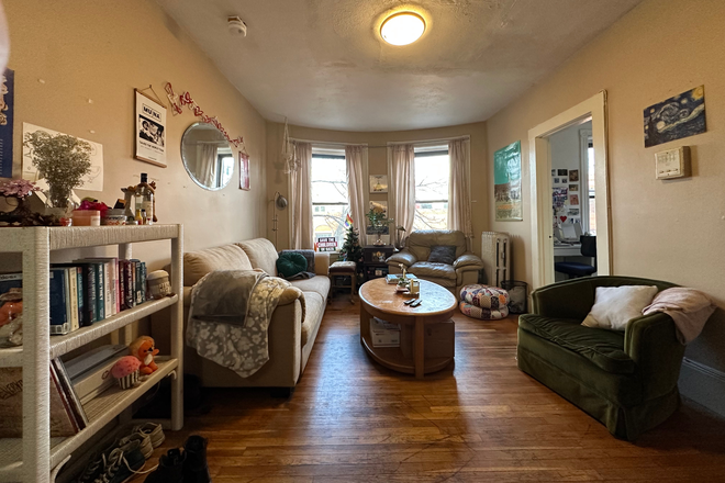 1 - LARGE 3 bedroom available on Symphony Rd with h/hw included