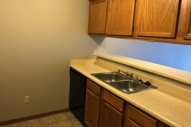 Kitchen - Updated 2 Bedroom FREE Parking! Walk to Class UIHC, Law, Pharmacy, Dental Kinnick!! On Bus Route! Apartments