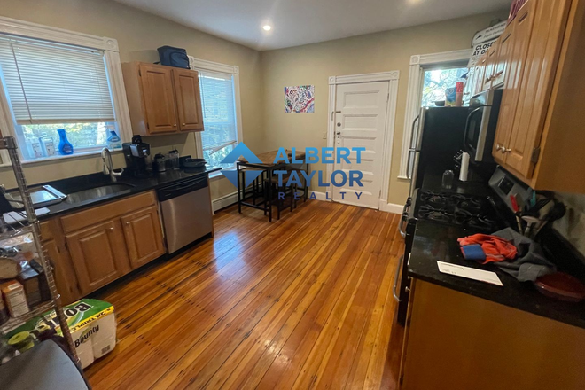 Kitchen - Beautiful 4 bed 2 bath located on Hillside Street!! Apartments