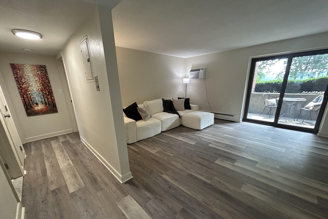 Living - 2bd 1ba, With Parking (Waltham) Apartments