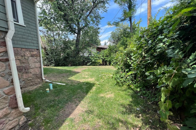 Yard - *2026 SPRING SUBLEASE ONLY*  ROOM IN HOUSE W/ HUGE YARD, CLOSE TO PEARL, HILL, & CAMPUS