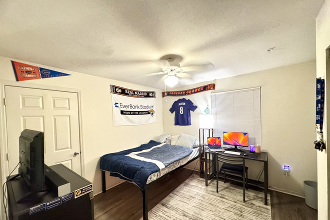 Bedroom - [$600] On20 Apartments - 1 private room in a 4x4 – 5 min Walk to Campus (Sublet)