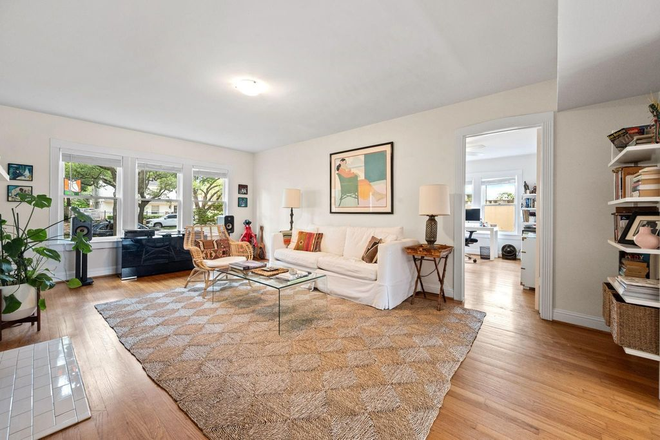 Living Room - First floor - Spacious Duplex near Rice University - 2 BR/2 BA Upstairs & 2 BR/2 BA Downstairs Duplex