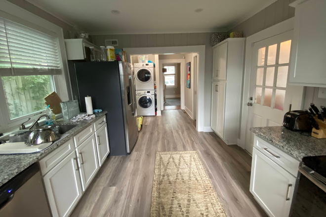 kitchen and laundry - SINGLE FAMILY HOUSE WITH PARKING SHORT WALK TO MUSC AVAILABLE 1st WEEK OF JUNE, 2026