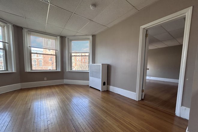 visit hubrealtyproperties.com - Prime location in Fenway, beautiful 1 bedroom, with large windows, street views and breakfast bar Apartments