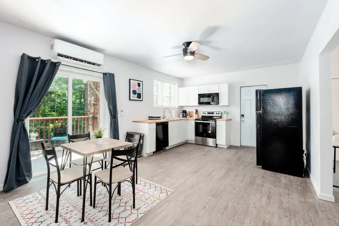 Kitchen - Delmar Estates Walkable to CWE and Shuttles