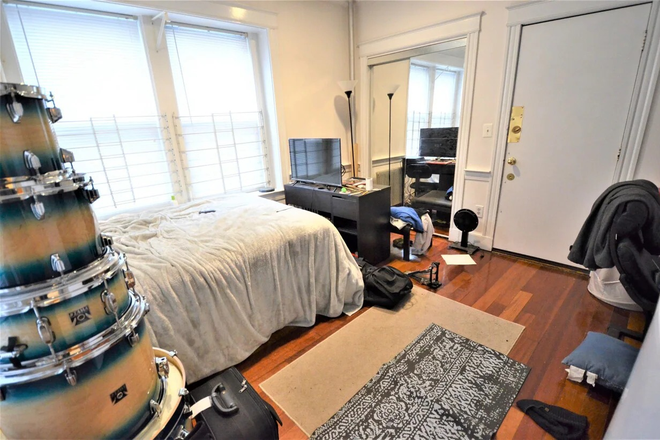 View of the room from the opposite angle - Studio apartment close to campus