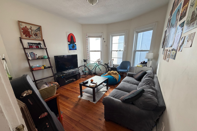 - - Steps to Tufts University | Medford Apartment on Winchester St
