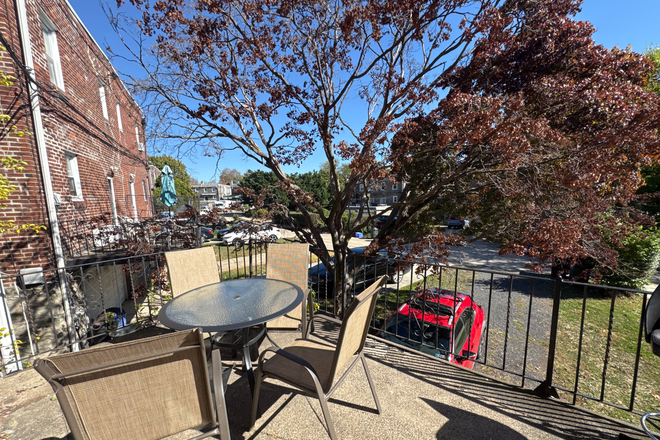 Back Balcony - Cute house close to campus!!