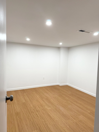 Private bedroom with closet - Apartment for two close to UCONN Campus in Stamford