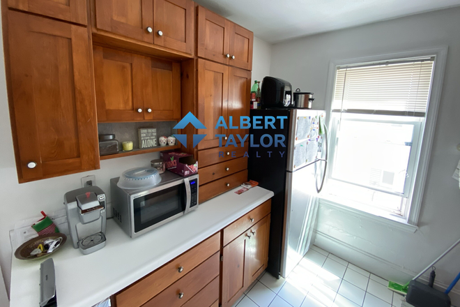 Kitchen - 3 bed with MASSIVE Living Room! Professionally Managed & Renovated!!