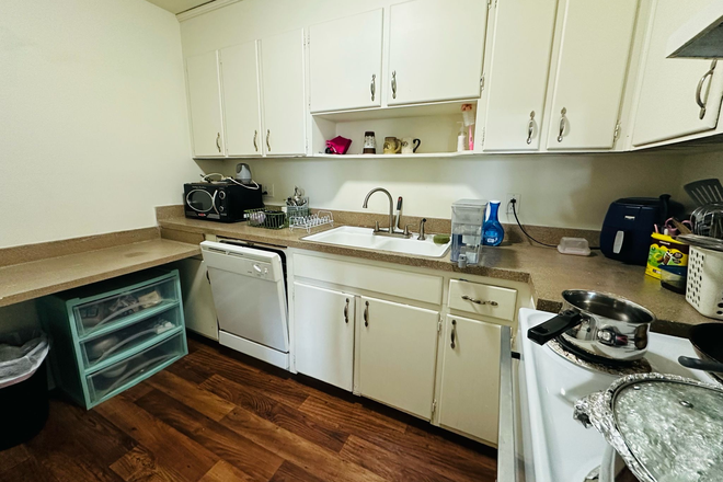 kitchen. To see the standard room check the shared link. - 1bedroom/1bathroom available in a 2B/2BR. 15 mins walk to Vanderbilt University. Apartments