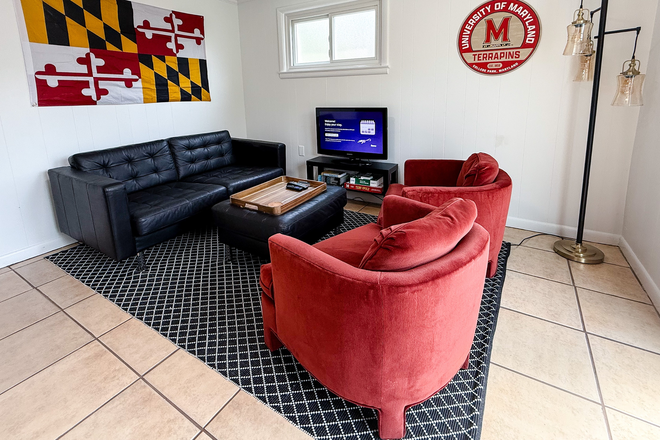living room - 2BR/1BA Furnished Guest Suite Minutes from UMD