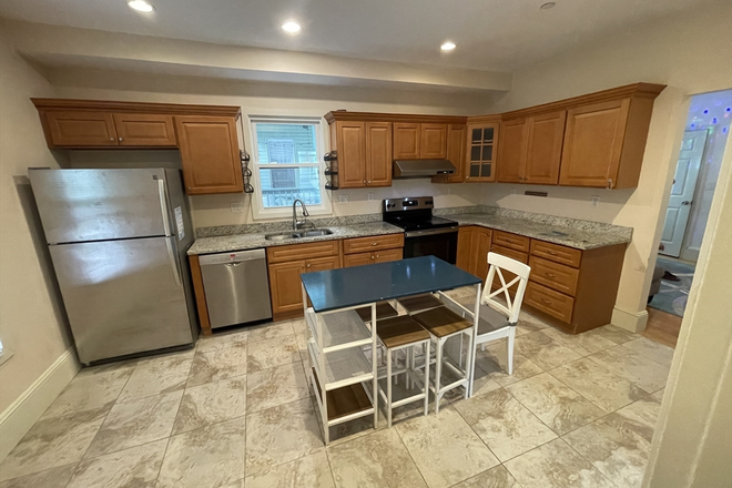 . - GRACIOUS 3 Bed / 2 Bath w/Laundry IN UNIT - Avail 9/1/25!!! Apartments