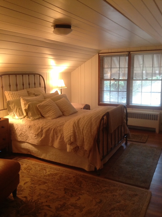 Bedroom - Charming Carriage House Apartment