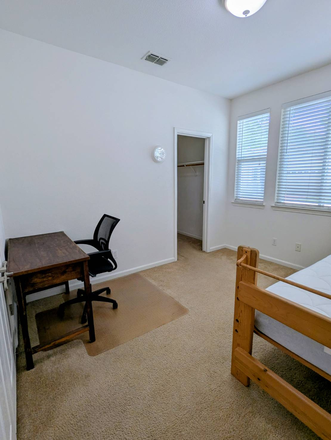 Bedroom. - 1 Single Bedrooms for rent in a 5 Bedroom Home - <3 miles to UC campus - All Utilities Included!