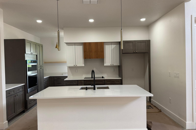 Kitchen - 🔑 Coming Soon May — Women-Only | Brand-New | Private En-Suite | All Utilities Incl. | 10 min UCF House