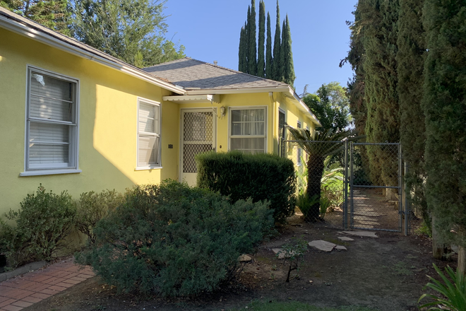 The HOUSE - A Must See SPACIOUS and COMFORTABLE HOME (discount $300 if no animals)